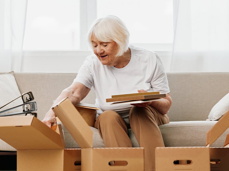 Senior woman moving to Cedarhurst community