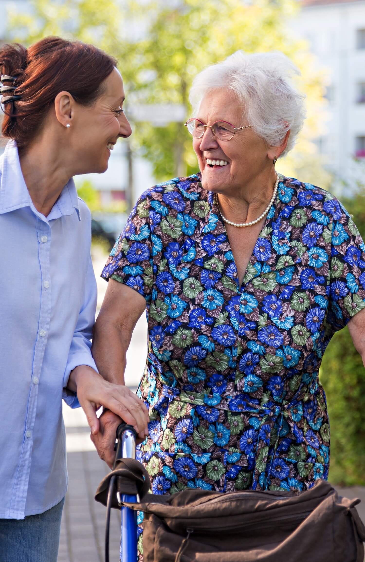 Canton_Lifestyle_BelowHero_MemoryCare_WomanWalkingWithSenior