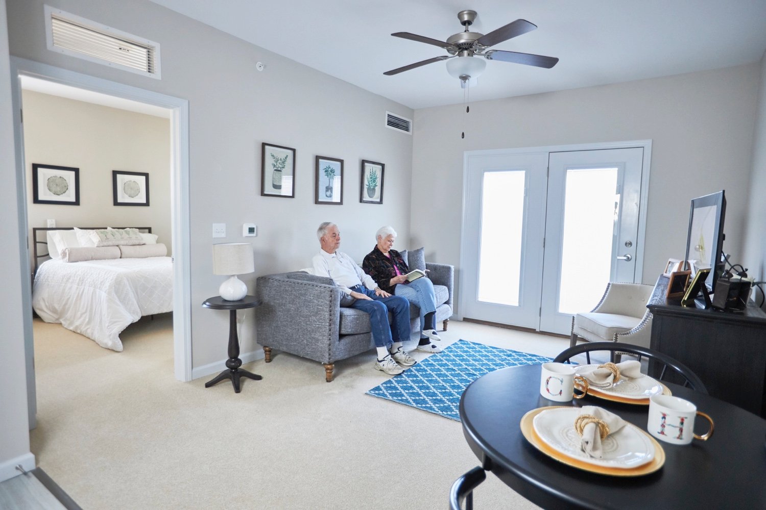 EdisonLakes_Gallery_Residents_Having_Conversation_In_Room