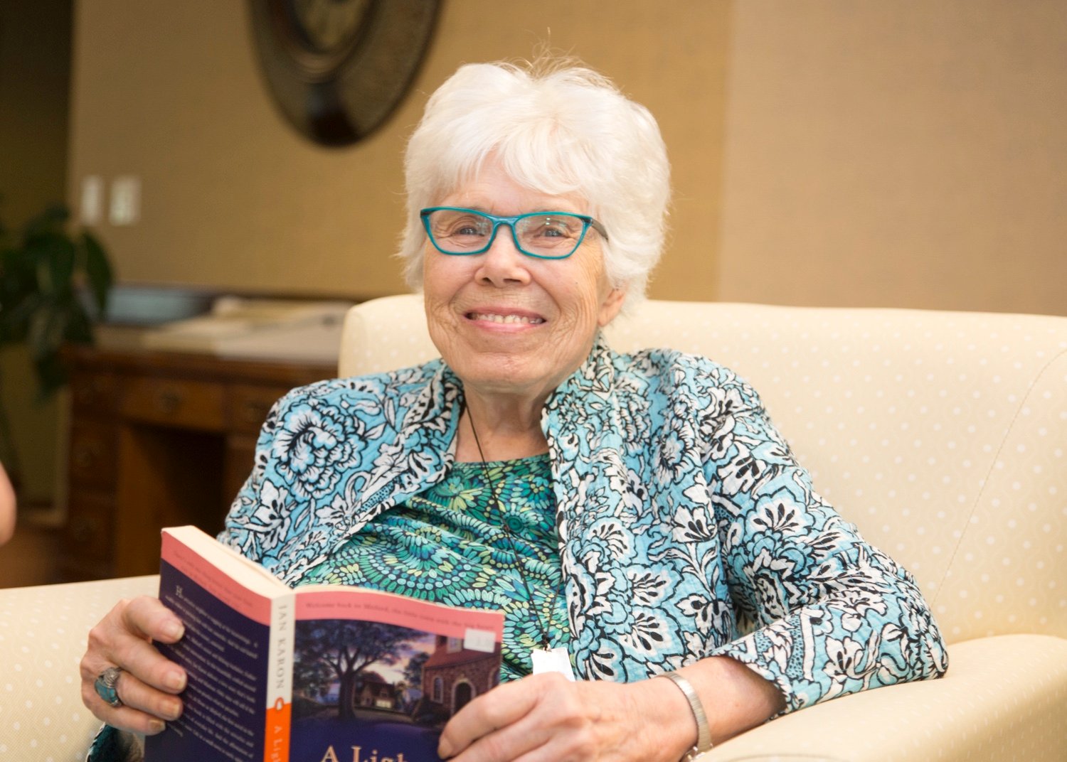 EdisonLakes_Lifestyle_ScheduleTour_Resident_Smiling_Reading