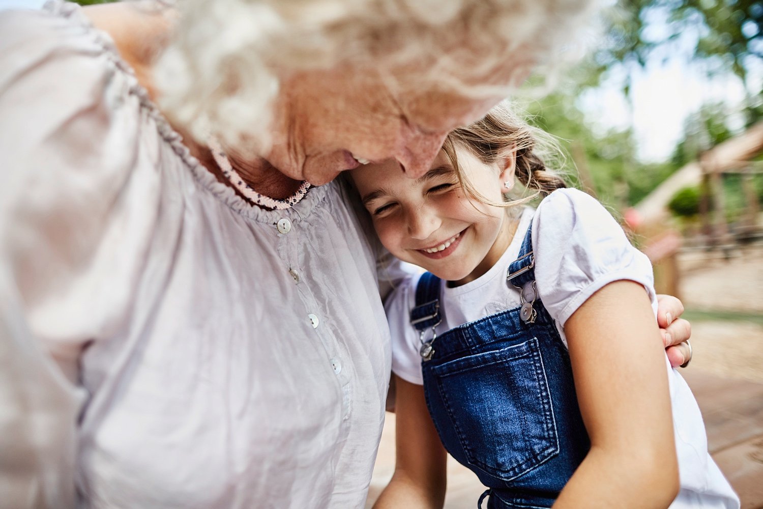 Roswell_Homepage_LivingTRUE_GrandmotherEmbracingGranddaughter