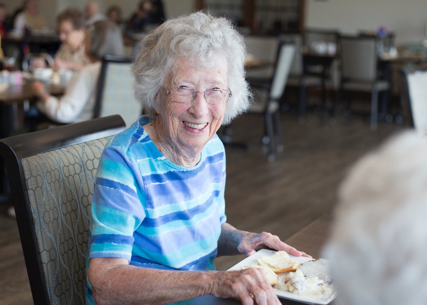 Troy_Lifestyle_ScheduleTour_Resident_Dining_Smiling