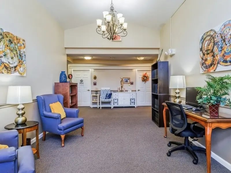 Cedar Creek of Fort Wayne's welcoming senior-friendly common area with accessible resources for reading and relaxation