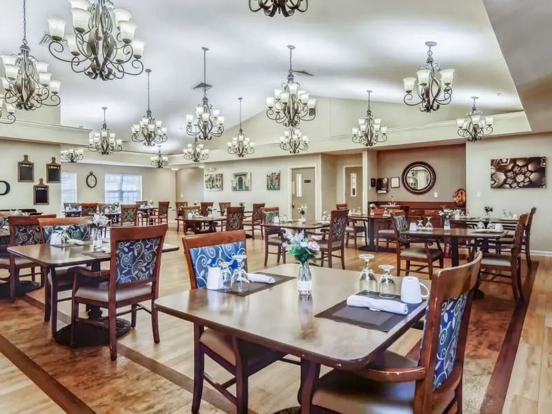 A spacious and bright dining room at Cedar Creek of Fort Wayne, offering comfortable seating for meals