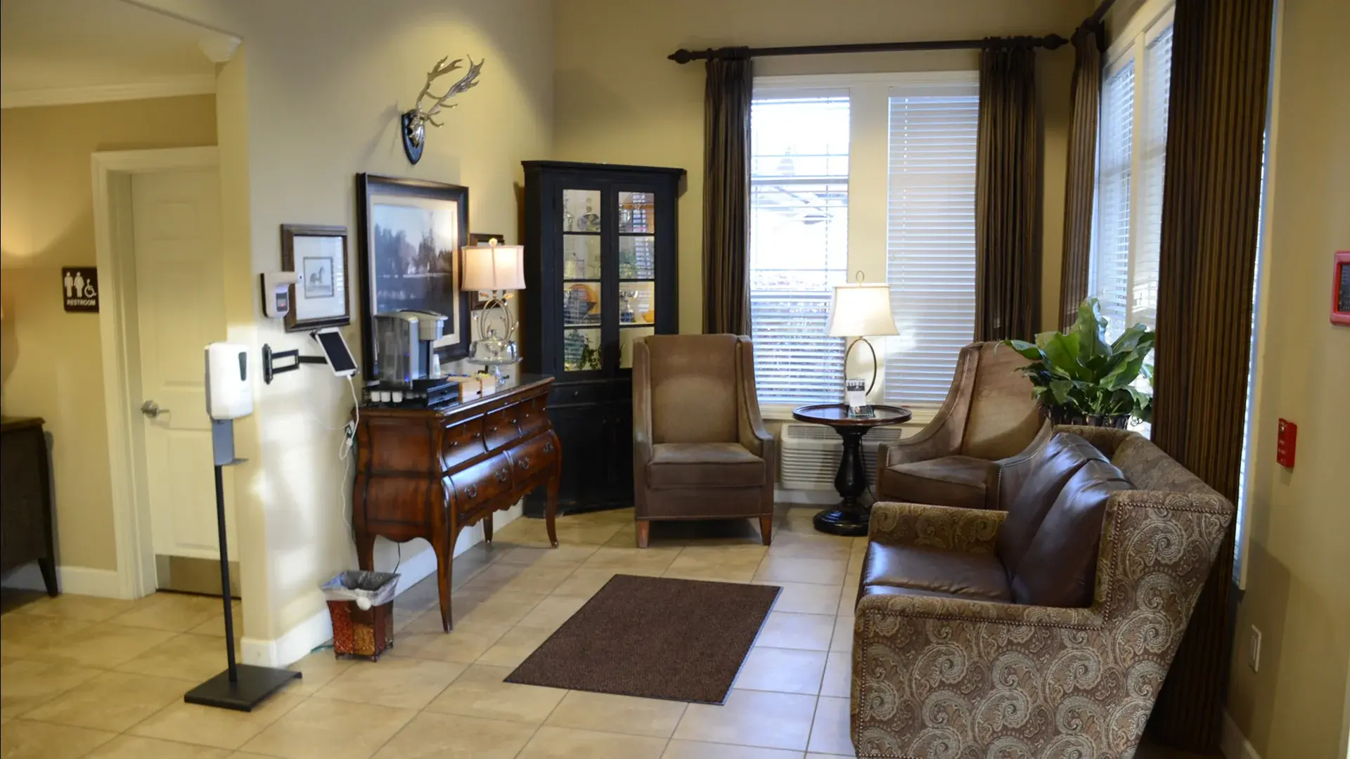 A beautifully designed common area at Cedar Creek of High Plains, offering a welcoming space for residents to connect, featuring comfortable seating