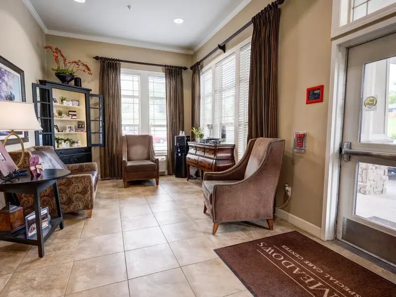 Cedar Creek of Prairie Meadow's cozy common area, complete with comfortable seating