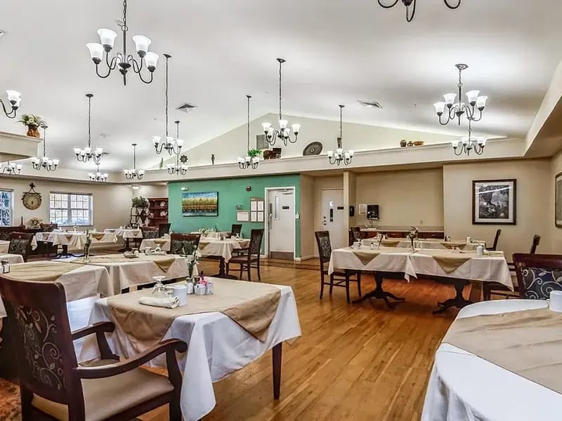 A spacious and bright dining room at Cedar Creek of Warsaw, offering comfortable seating for meals