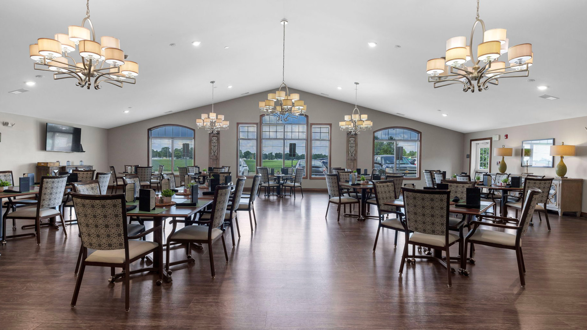 A spacious and bright dining room at Cedarhurst of Bethalto, offering comfortable seating for all-day dining