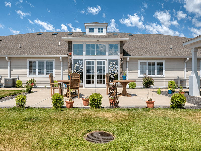 An inviting outdoor garden space at Cedarhurst of Bethalto, providing areas for relaxation and enjoyment.