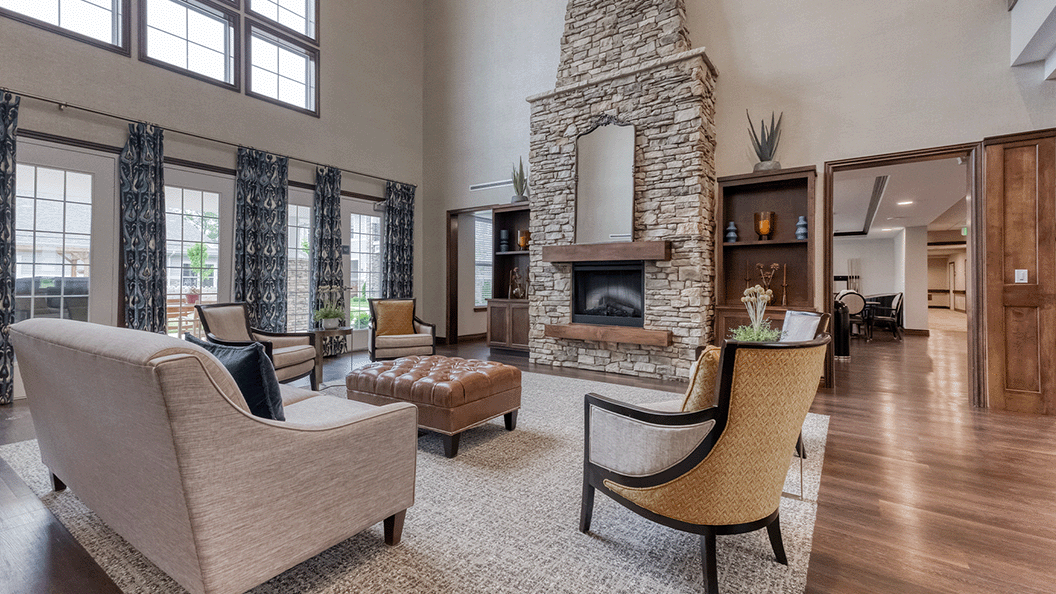 A spacious common area at Cedarhurst of Blue Springs, where residents can relax or gather