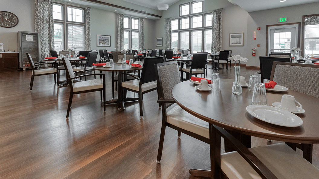 A spacious and bright dining room at Cedarhurst of Blue Springs, offering comfortable seating for meals