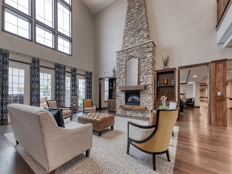 A spacious common area at Cedarhurst of Blue Springs, where residents can relax or gather