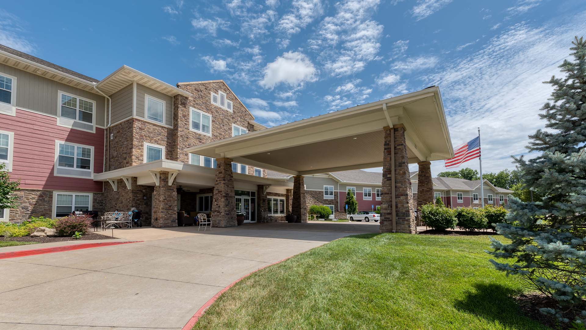The welcoming front exterior of the Cedarhurst of Columbia senior living community