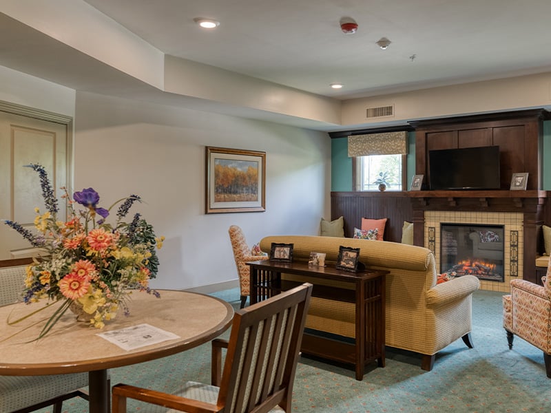 Cedarhurst of Columbia's welcoming common area, complete with comfortable furniture and a warm fireplace
