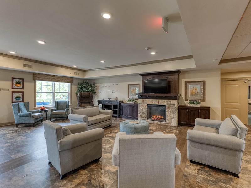 Cedarhurst of Columbia's spacious common area, complete with comfortable seating and a cozy fireplace