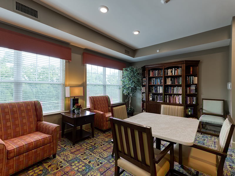 A welcoming, senior-friendly library at Cedarhurst of Columbia with accessible resources for reading and relaxation