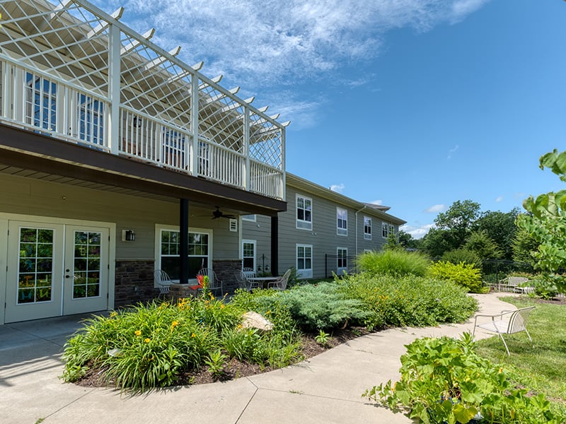 Garden, patio, and green spaces that are accessible for all senior living residents at Cedarhurst of Columbia