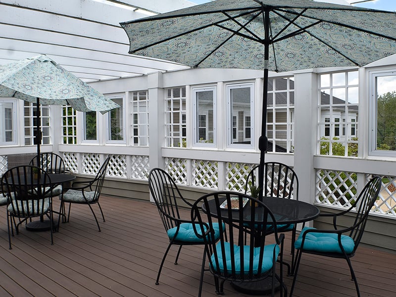 An inviting outdoor space at Cedarhurst of Des Peres, providing areas for relaxation and enjoyment