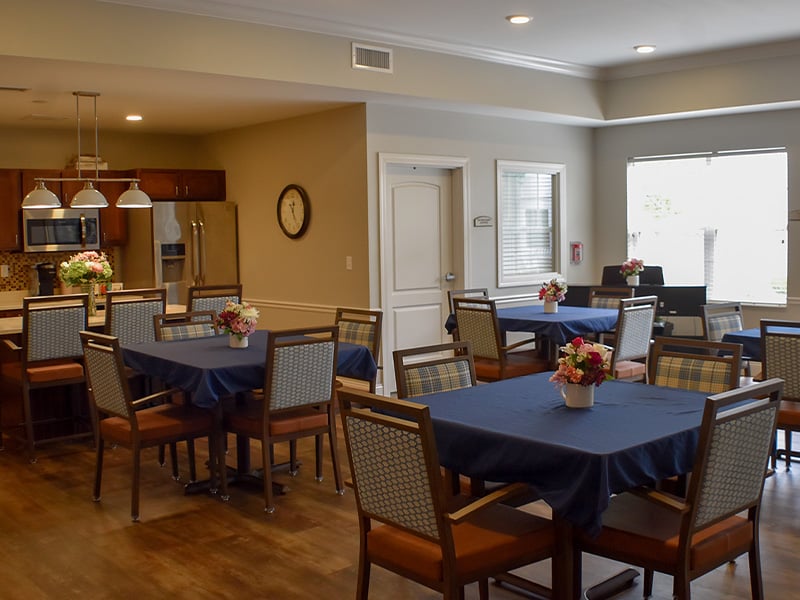 The inviting on-site bistro at Cedarhurst of es Peres, offering a senior-friendly spot for coffee and socializing for residents