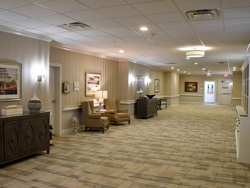 Cedarhurst of Des Peres' spacious common area, complete with comfortable seating