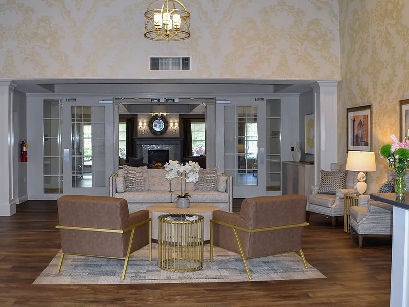 A welcoming common area at Cedarhurst of Des Peres, featuring ample seating