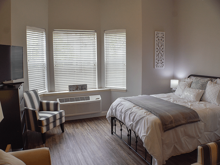 Cedarhurst of Des Peres - Apartment Bedroom