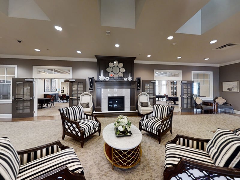 Cedarhurst of East Louisville 's cozy common area, complete with a warm fireplace and comfortable seating