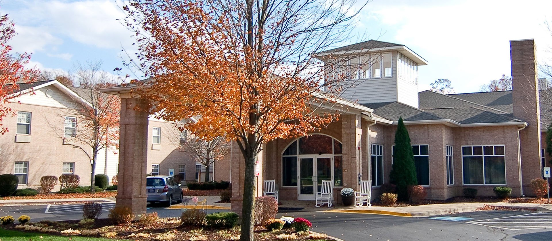 The welcoming front exterior of the Cedarhurst of Edison Lakes senior living community