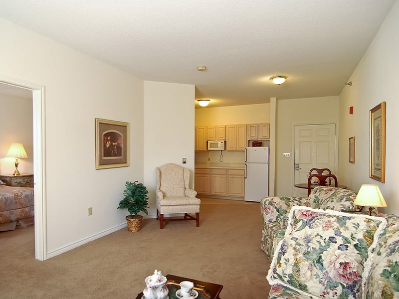 Senior-friendly apartment living room at Cedarhurst of Edison Lakes, offering comfortable and accessible design for residents