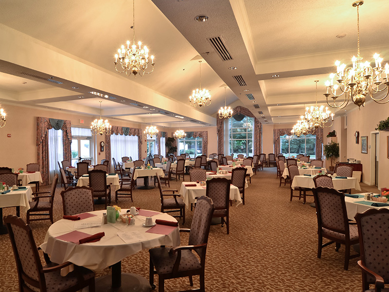 A spacious and bright dining room at Cedarhurst of Edison Lakes, offering comfortable seating for meals