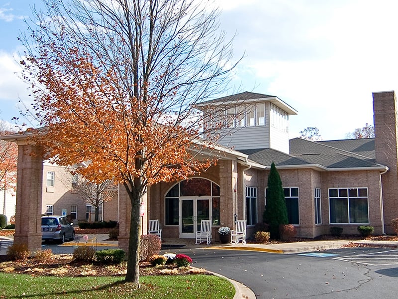The welcoming front exterior of the Cedarhurst of Edison Lakes senior living community