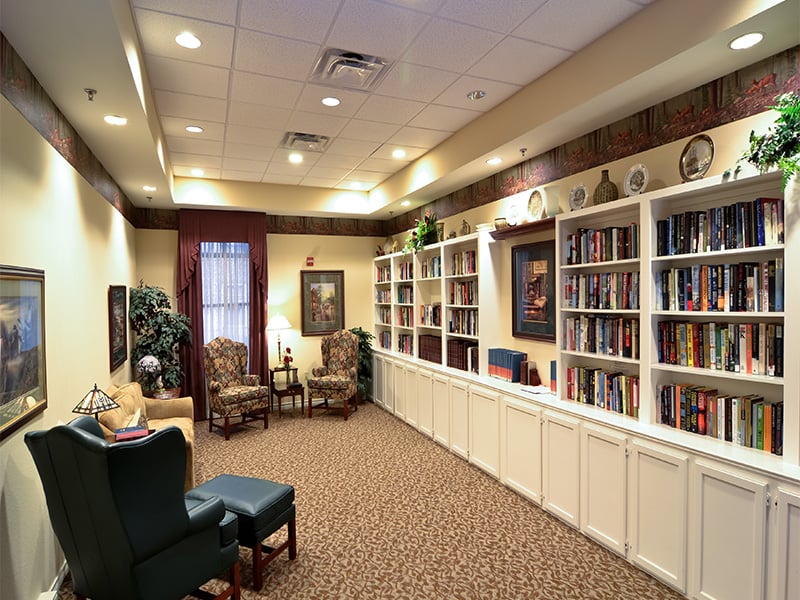 A welcoming senior-friendly library at Cedarhurst of Edison Lakes with accessible resources for reading and relaxation