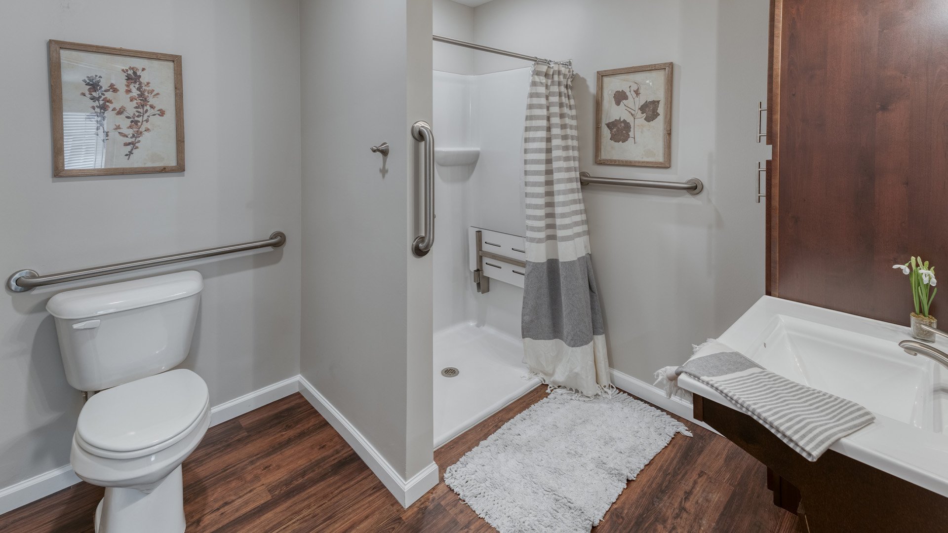 Cedarhurst of Farmington - Apartment Bathroom