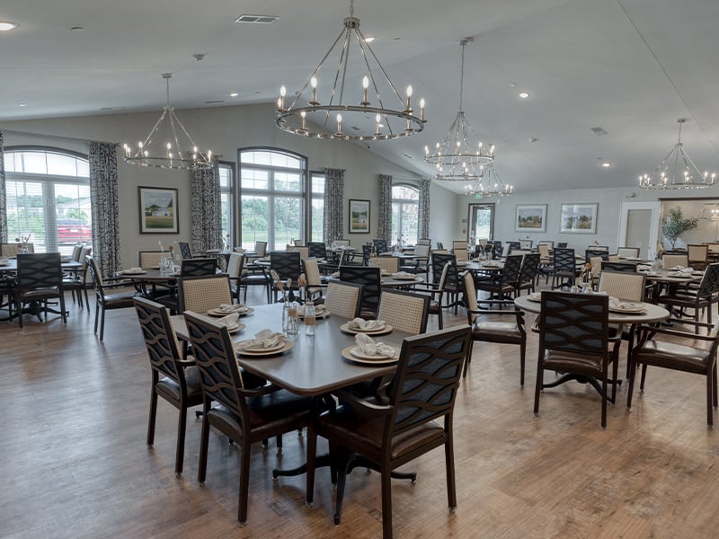 A community dining room at Cedarhurst of Farmington, providing convenient all-day dining for residents