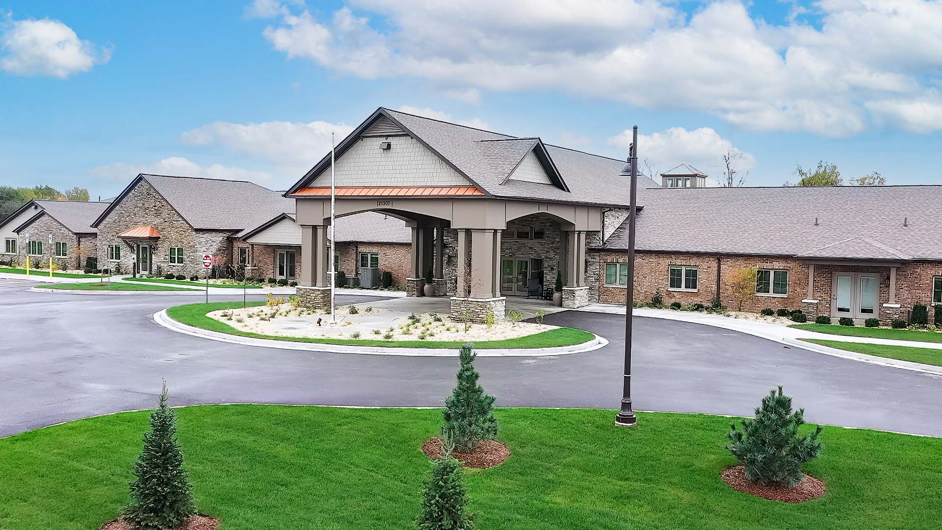 The welcoming front exterior of Cedarhurst of Frankfort senior living community.