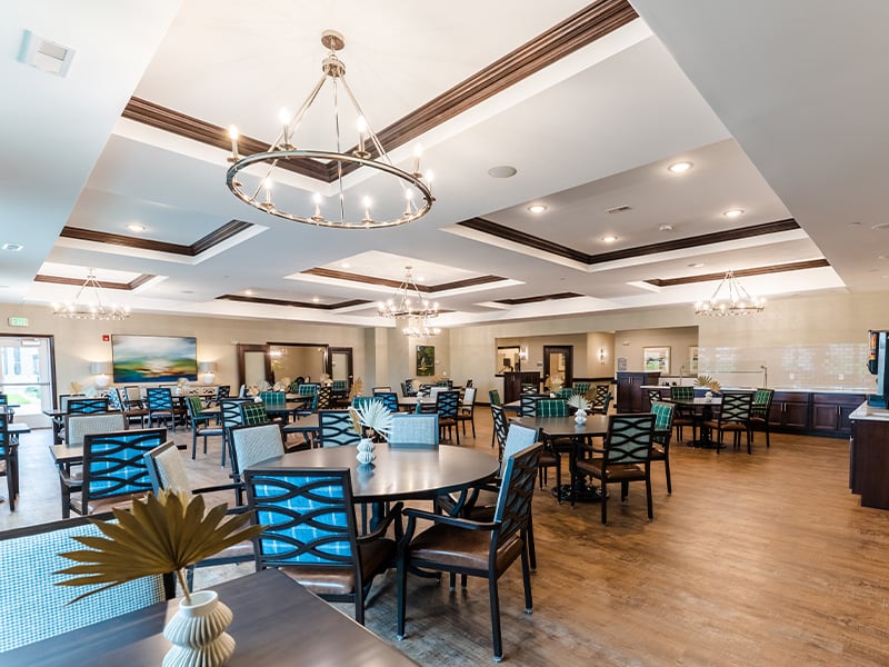 A spacious and bright dining room at Cedarhurst of Frankfort, offering comfortable seating for meals.
