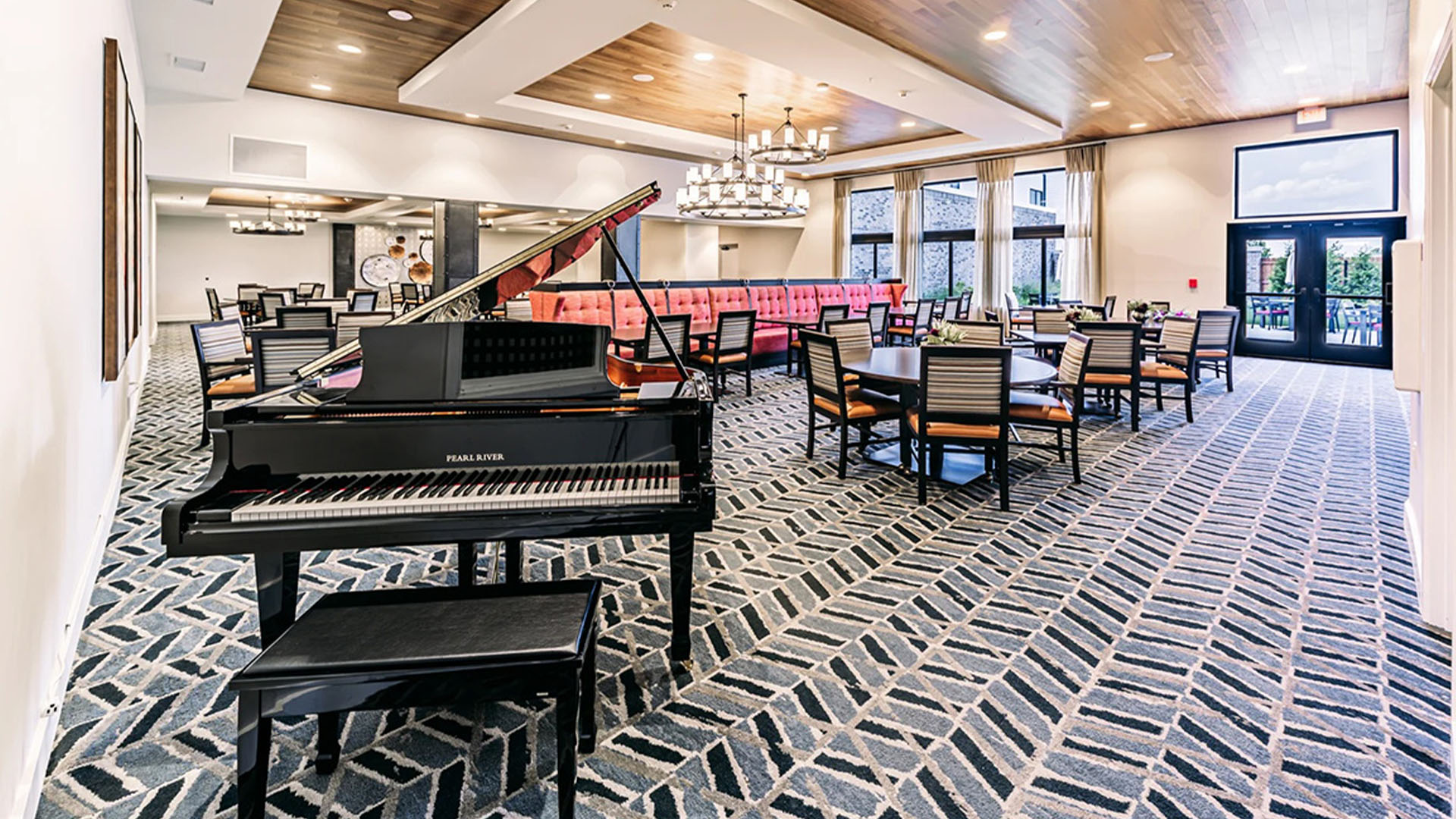 A spacious and bright dining room at Cedarhurst of Hamburg, offering comfortable seating for meals.