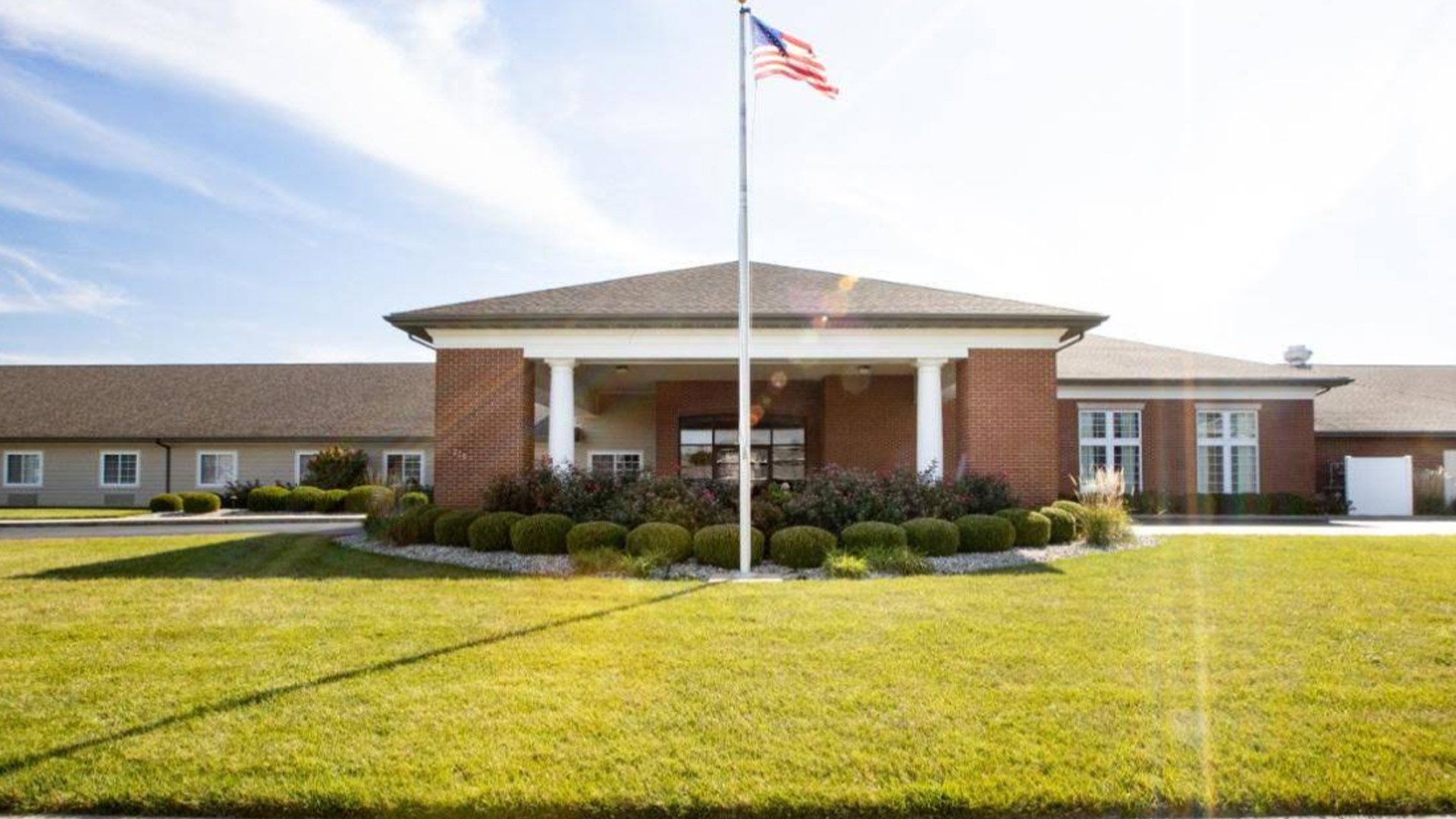 The welcoming front exterior of Cedarhurst of Highland senior living community