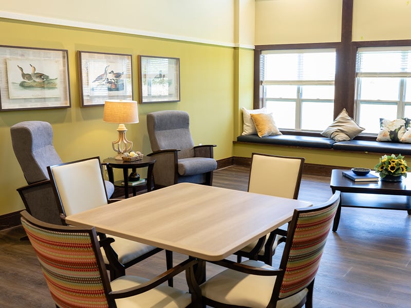 Cedarhurst of La Vista's welcoming common area with comfortable furniture for relaxation and socialization