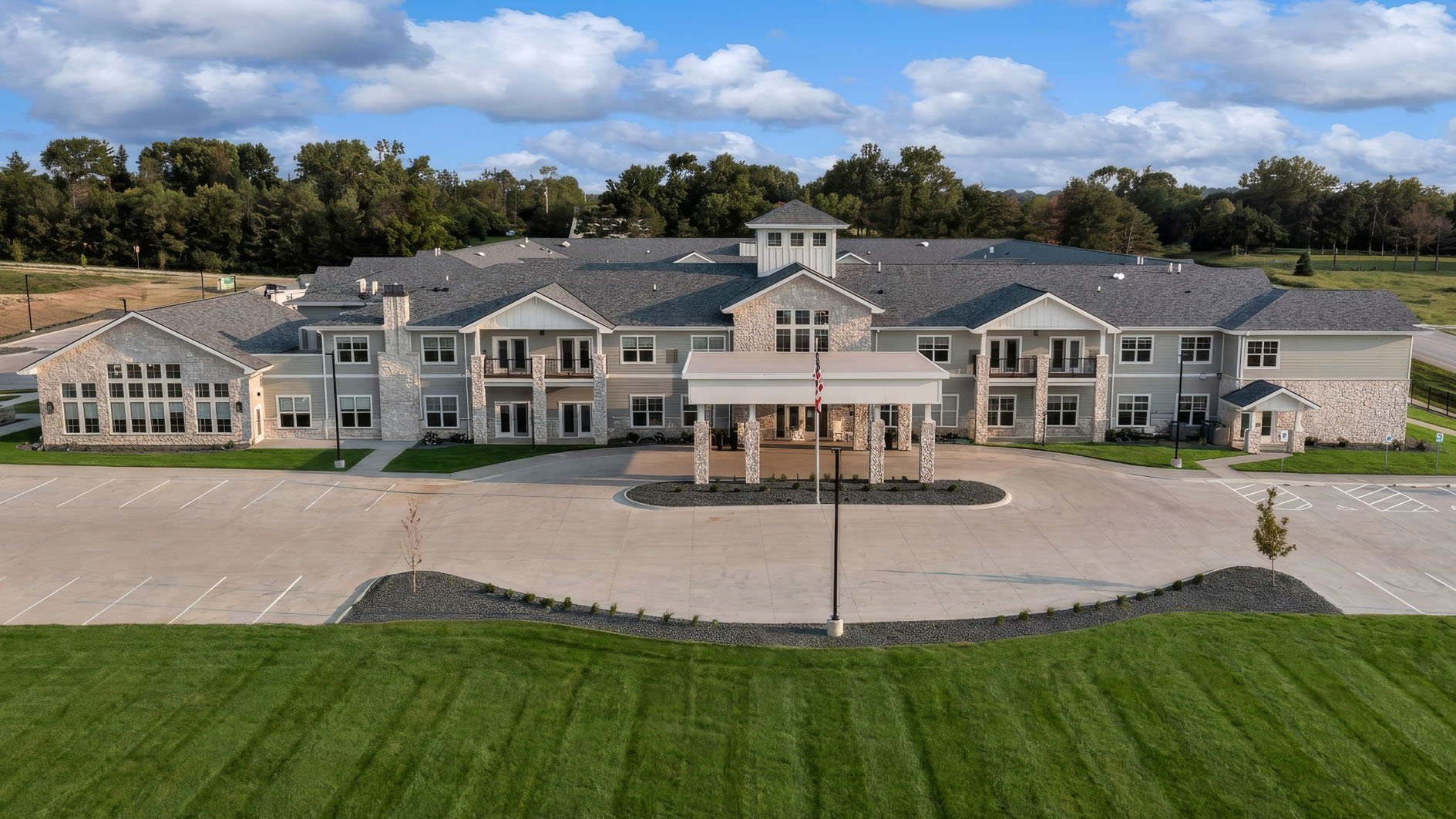 An inviting view of the Cedarhurst of Lincoln senior living community from the outside