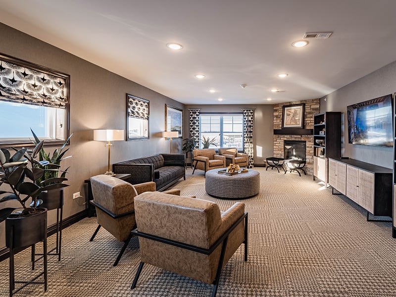 Cedarhurst of McHenry's cozy common area, complete with a warm fireplace and comfortable seating