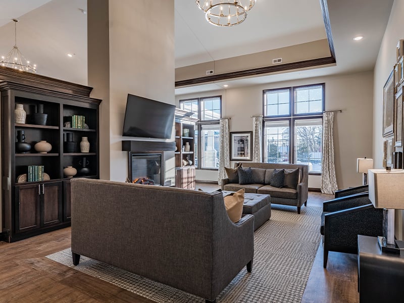 Cedarhurst of McHenry's spacious common area, complete with comfortable seating and a cozy fireplace