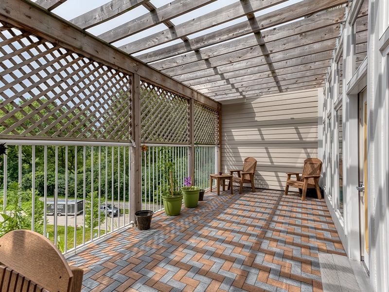 An inviting outdoor patio at Cedarhurst of Naperville