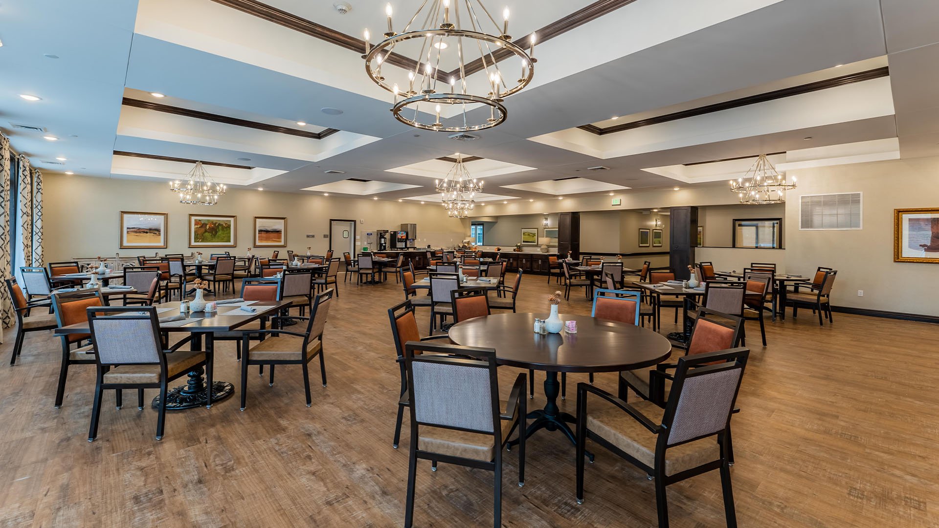 A spacious and bright dining room at Cedarhurst of Nicholasville, offering comfortable seating for meals.
