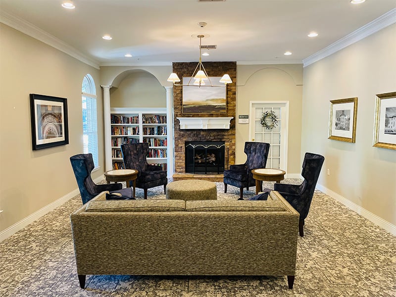 Cedarhurst of Oakwood 's cozy common area, complete with a warm fireplace and comfortable seating