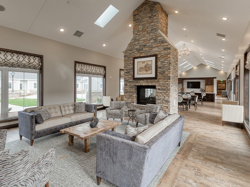 Cedarhurst of Owensboro's cozy common area, complete with a warm fireplace and comfortable seating