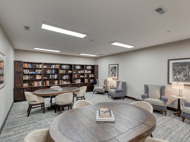A welcoming, senior-friendly library at Cedarhurst of Owensboro with accessible resources for reading and relaxation