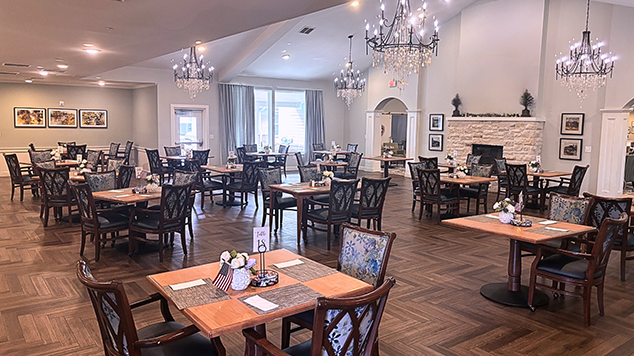 A spacious and bright dining room at Cedarhurst of Spartanburg, offering comfortable seating for meals.
