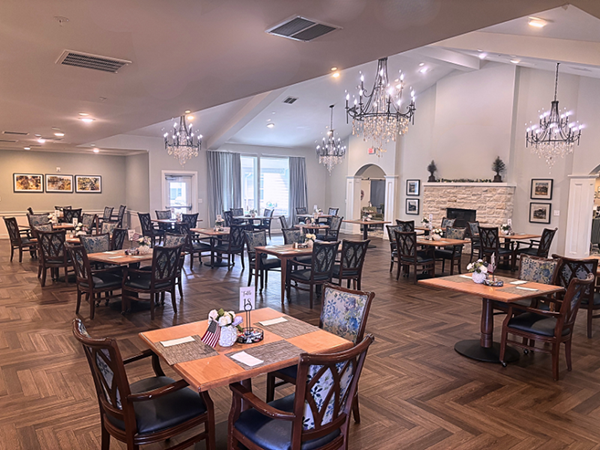 A spacious and bright dining room at Cedarhurst of Spartanburg, offering comfortable seating for meals.