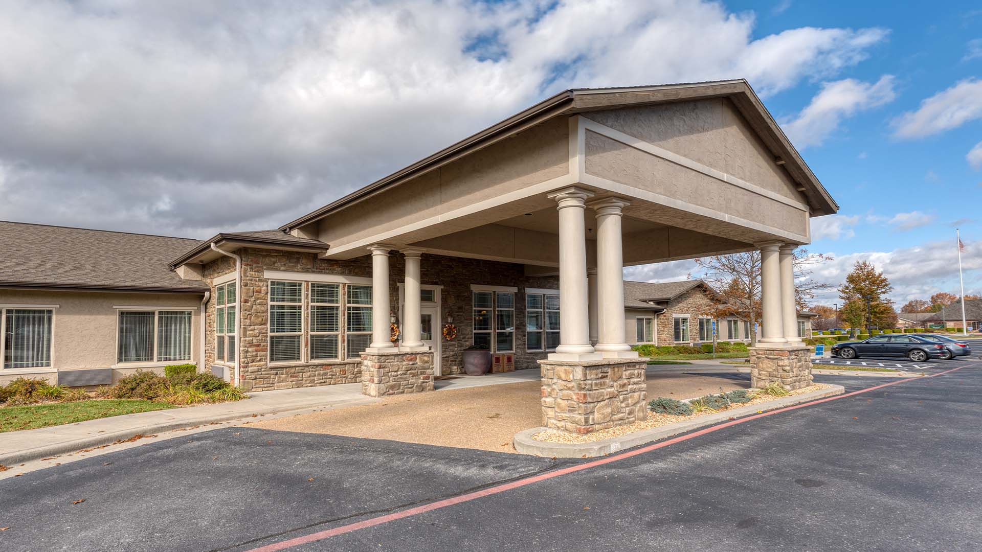 The welcoming front exterior of Cedarhurst of Springfield, MO senior living community